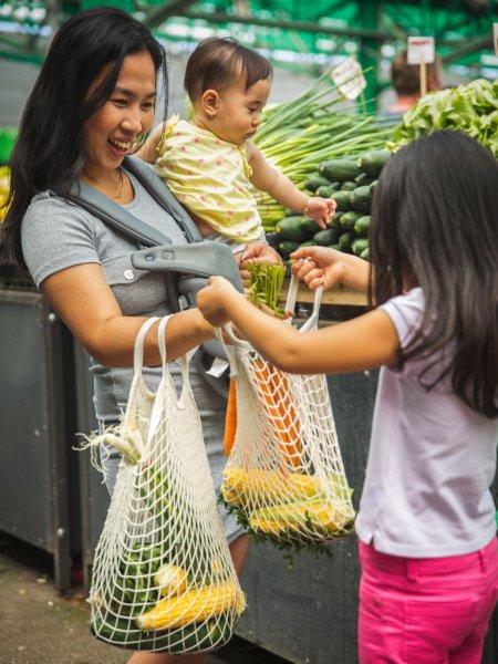 Joni grocery shopping with her kids